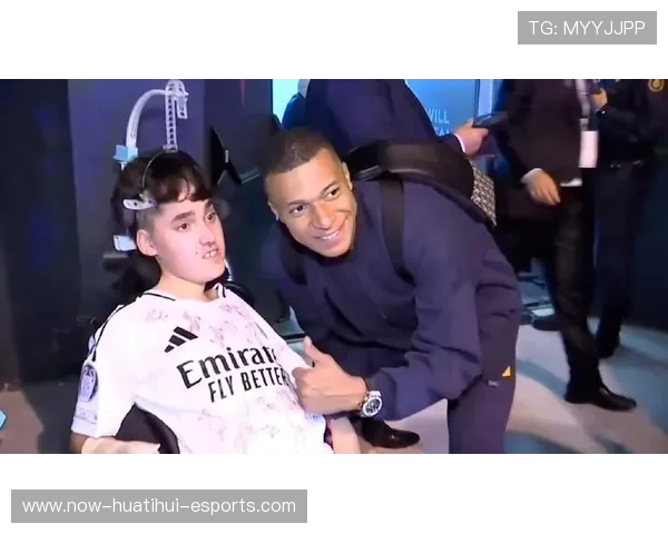 姆巴佩训练间隙为粉丝签名写下鼓励的话语