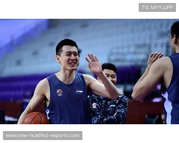 杨鸣谈质疑 球员们保持高昂斗志，杨鸣接受采访